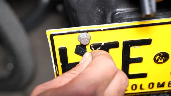Ladrones de vehículos fueron descubiertos por la Policía de Bogotá: modificaban la placa de los vehículos con cinta Ladrones de vehículos fueron descubiertos por la Policía de Bogotá: modificaban la placa de los vehículos con cinta
