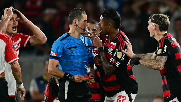 Andrés Rojas en el ojo del huracán por insólita expulsión en duelo entre Flamengo y Estudiantes