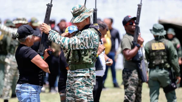 Maduro ordenó llevar militares y armas a los barrios para entrenar a civiles en plena tensión con EE. UU. Maduro ordenó llevar militares y armas a los barrios para entrenar a civiles en plena tensión con EE. UU.
