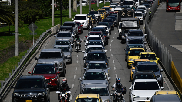 Aviso a conductores en Colombia con dura multa por práctica común en semáforos: incluso si está detenido el vehículo Aviso a conductores en Colombia con dura multa por práctica común en semáforos: incluso si está detenido el vehículo
