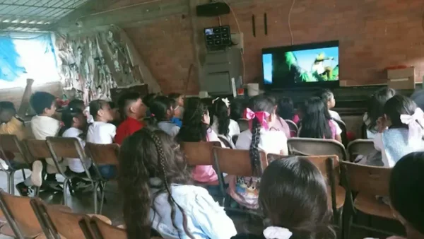 Delincuentes vaciaron un colegio en Cundinamarca: se llevaron hasta los ahorros del amigo secreto Delincuentes vaciaron un colegio en Cundinamarca: se llevaron hasta los ahorros del amigo secreto