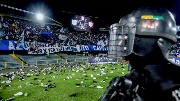 "Tacaños con el equipo": Hinchas de Millonarios inundaron El Campín con banderas contra los directivos