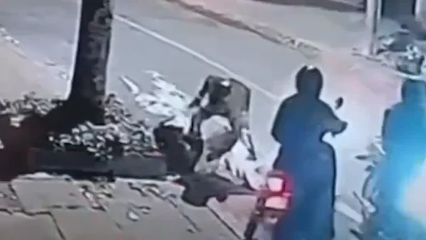 Minutos de pánico durante brutal ataque de moto-ladrones en Cali: le robaron todo a la víctima Minutos de pánico durante brutal ataque de moto-ladrones en Cali: le robaron todo a la víctima