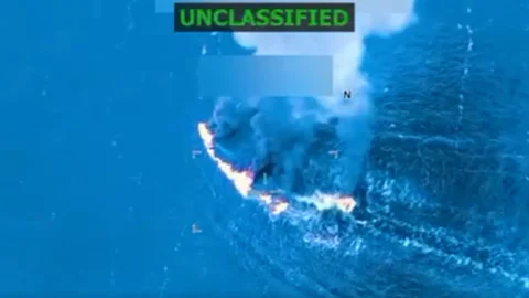 Destrucción de lancha que llevaba droga.