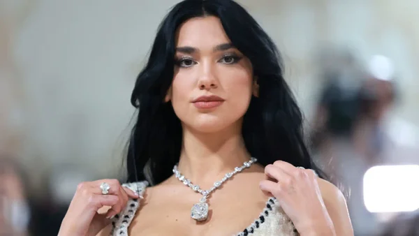 Dua Lipa habría despedido a su agente tras defender su postura pro-Palestina Dua Lipa habría despedido a su agente tras defender su postura pro-Palestina