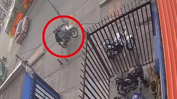 VIDEO | Salió de prisión tras 12 años y lo atraparon robando una moto en pleno centro de Bogotá VIDEO | Salió de prisión tras 12 años y lo atraparon robando una moto en pleno centro de Bogotá