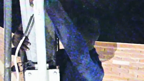 Cayó el 'Hombre Araña del Siete de Agosto': trepó 15 metros para dañar una cámara y terminó grabado Cayó el 'Hombre Araña del Siete de Agosto': trepó 15 metros para dañar una cámara y terminó grabado