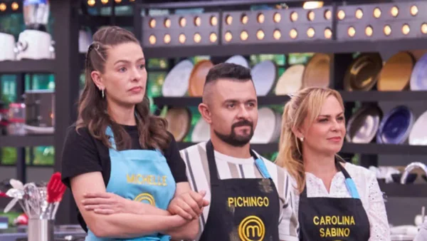¿Rifirrafe en la cocina?: bajan a un cocinero del balcón y causa indignación en MasterChef