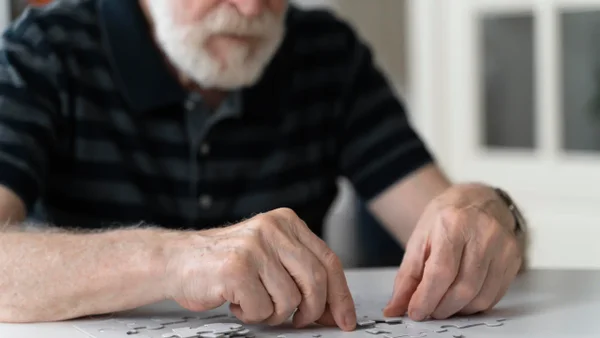 Aprobaron un fármaco de primera generación que funcionaría para el tratamiento del Alzheimer: ¿de cuál se trata?