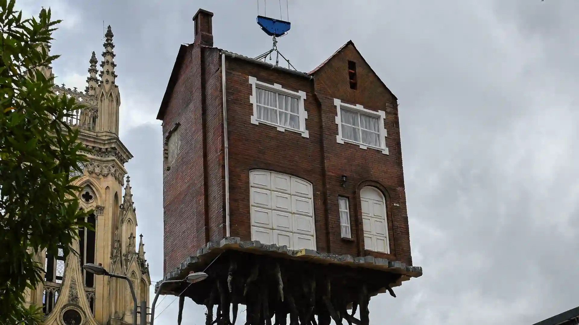 La casa en el aire que genera intriga.