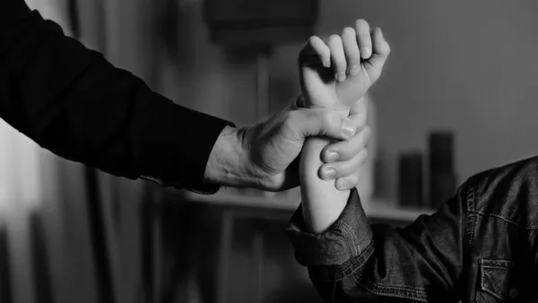 Mujer atacada por su expareja con un martillo fue intervenida quirúrgicamente: así se encuentra