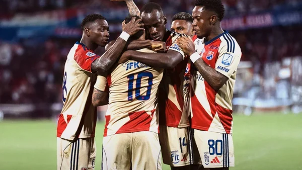 Medellín le remontó a Tolima en Ibagué y es líder del fútbol colombiano Medellín le remontó a Tolima en Ibagué y es líder del fútbol colombiano