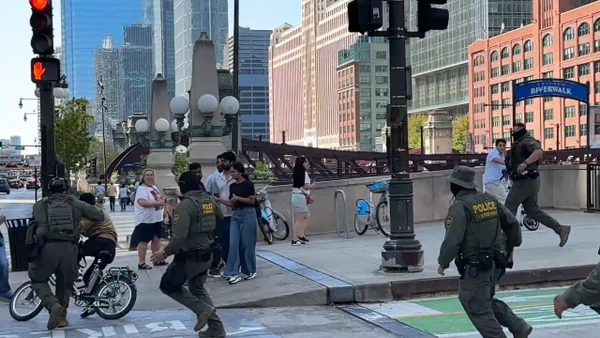 Domiciliario en bicicleta logró escapar de una redada del ICE en Chicago: video viral