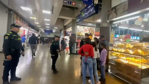 Bebé recién nacida fue hallada en brazos de un hombre en el Terminal Salitre sin pruebas de parentesco