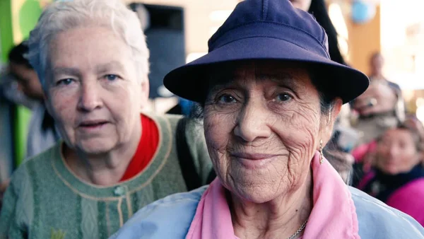 Adultos mayores podrán inscribirse como profesores voluntarios en Medellín: beneficios y requisitos