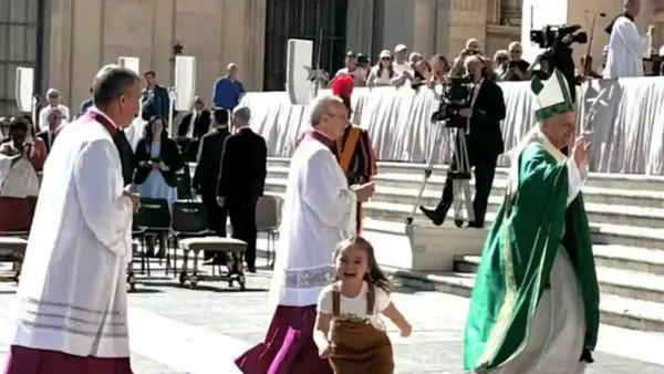 Emotiva historia de Sara, niña de cuatro años que recibió la bendición del papa León XIV