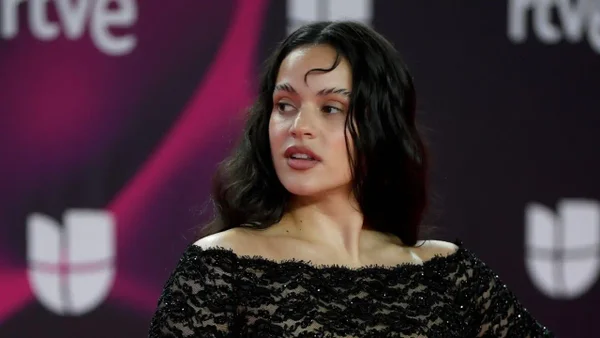 Rosalía es viral en redes al recibir críticas por teñirse los vellos de sus axilas