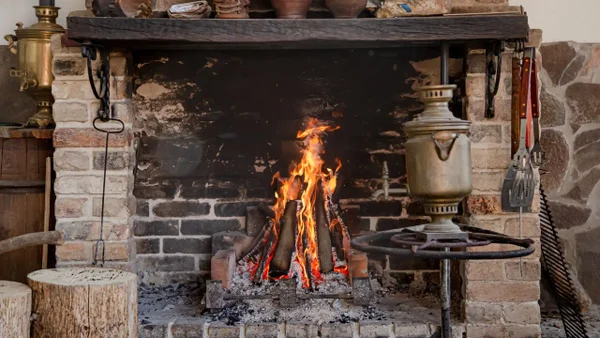Quemar leña en casa podría dañar los pulmones tanto como el cigarrillo, advierte un estudio