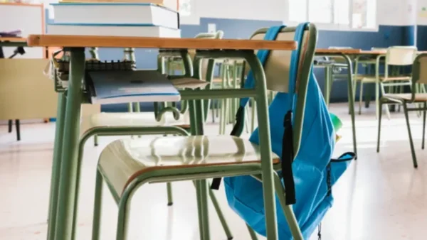 "Estudio sin madrugón": aprueban proyecto de ley que prohibiría clases antes de las 7:00 a.m. en colegios