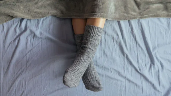 Estas son las posturas menos recomendadas para dormir, según quiropráctico