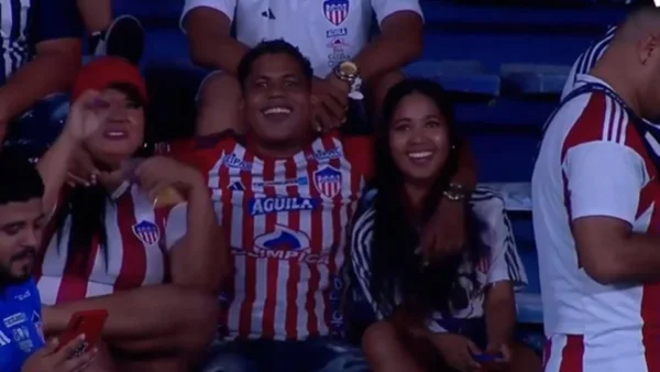 Hincha de Junior se hizo viral en varios países: se besó con dos mujeres frente a la cámara Hincha de Junior se hizo viral en varios países: se besó con dos mujeres frente a la cámara