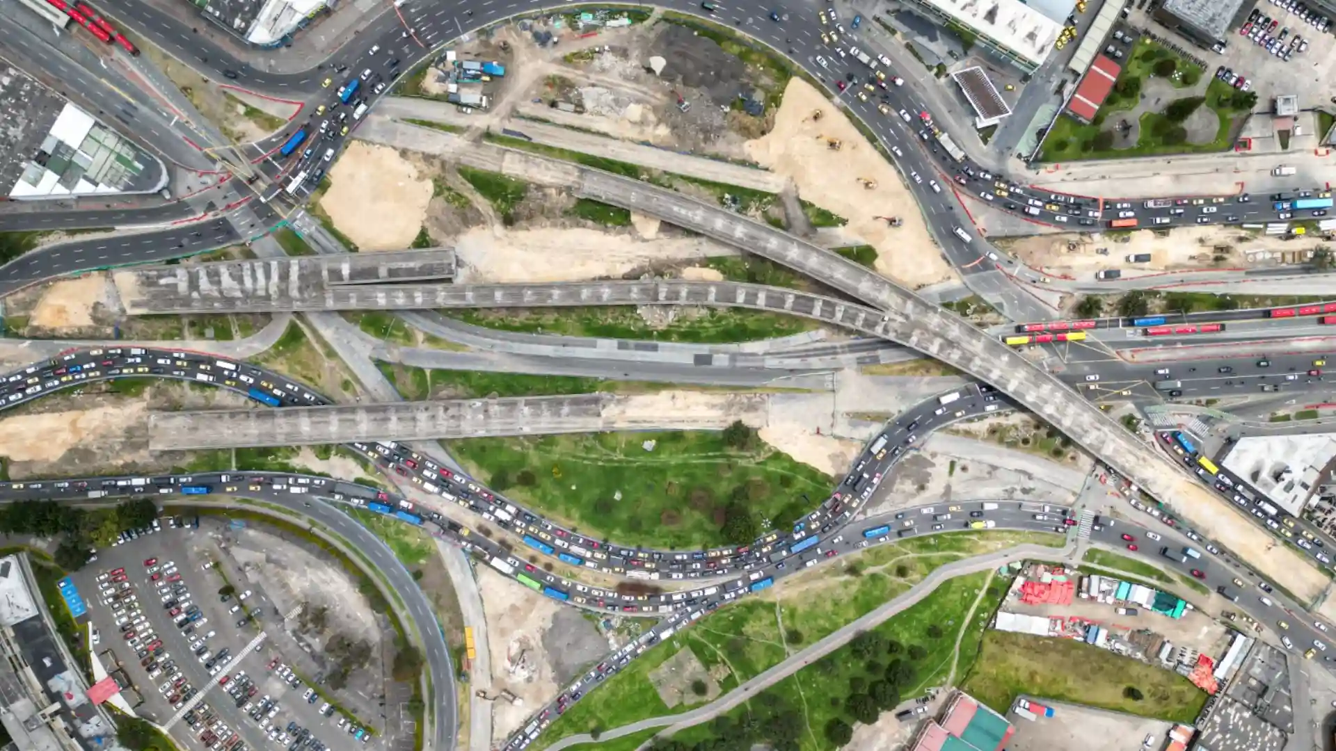 Implosión controlada de puentes en Bogotá.