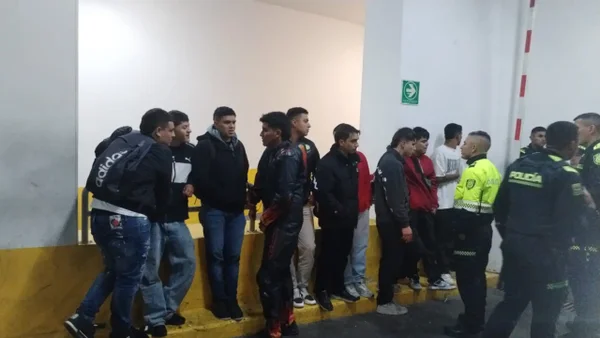 VIDEO | Enfrentamientos por piques ilegales en Bogotá dejaron agentes atropellados, heridos y capturas