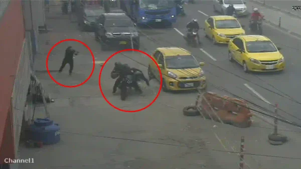 VIDEO | Víctima de intento de fleteo era policía, sacó su arma, disparó y mató a uno de los ladrones VIDEO | Víctima de intento de fleteo era policía, sacó su arma, disparó y mató a uno de los ladrones