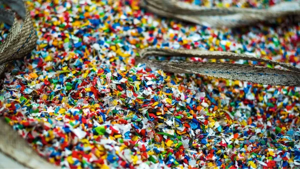 ¿Cómo evitar ingerir los microplásticos presentes en la comida, según expertos?