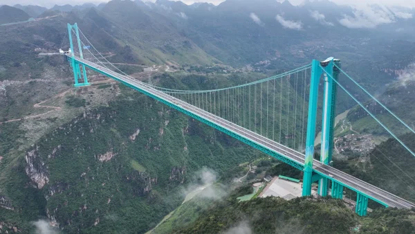 China inauguró el puente más alto del mundo: recorrido pasó de dos horas a dos minutos