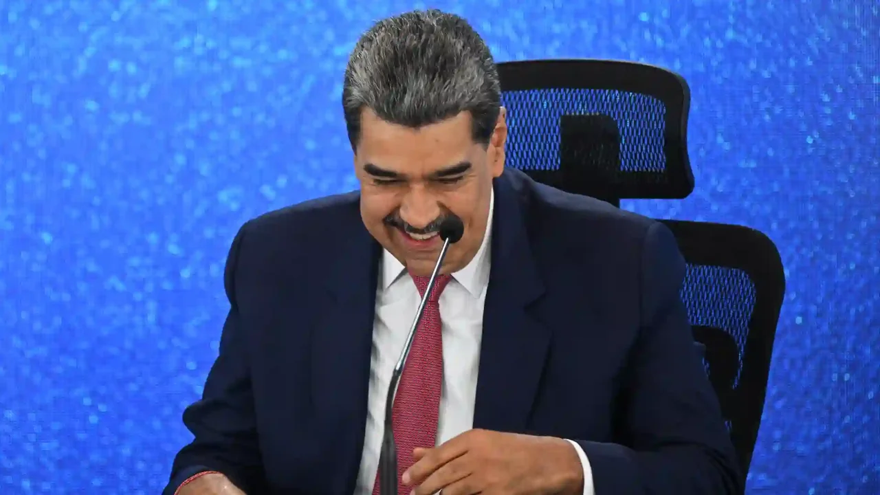 Captaron a Nicolás Maduro bailando con un robot en pleno evento oficial en Caracas: video