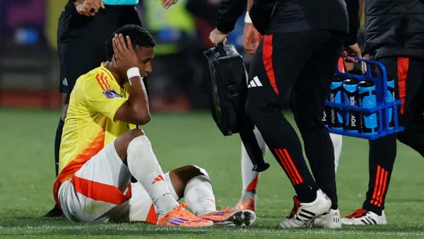 Insólito: Colombia sacó tarjeta verde y el árbitro ignoró la pena máxima Insólito: Colombia sacó tarjeta verde y el árbitro ignoró la pena máxima