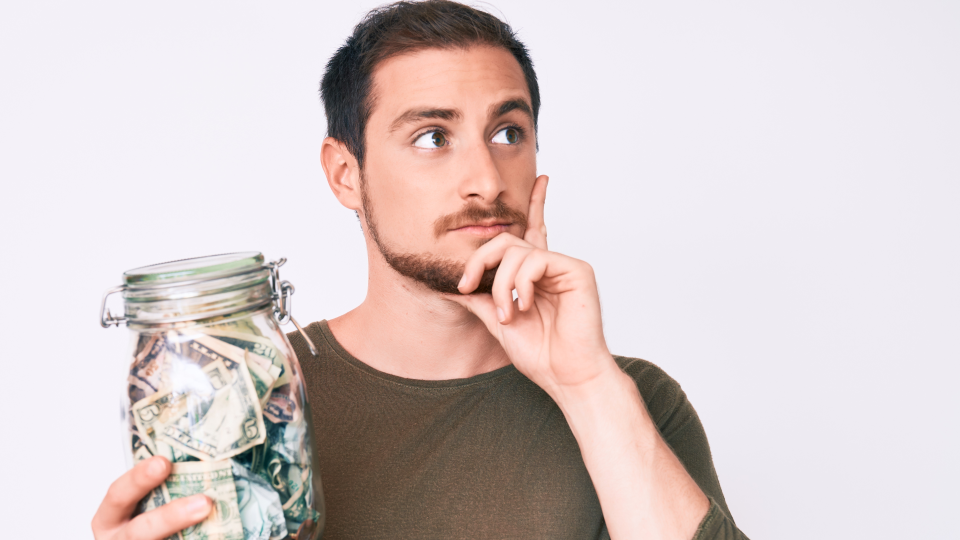 ¿Ahorrar en pesos o dólares, según la IA?