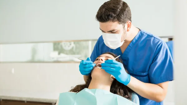 Descubren peligrosa bacteria para la salud bucal de los colombianos: destruye todo el tejido