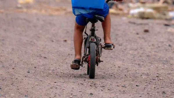 Dos niños de 6 y 8 años gravemente heridos tras caer en campo minado en Antioquia: uno perdió un brazo