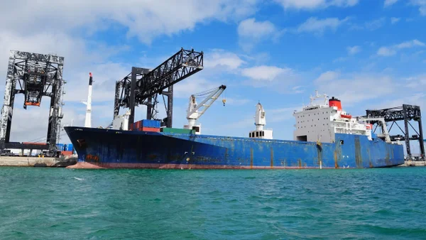 Ordenen cierre de 3 buques de importante empresa de atunes por presunto encierro de trabajadores