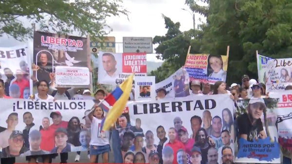 Familiares de colombianos detenidos en Venezuela claman por su liberación desde el puente Simón Bolívar