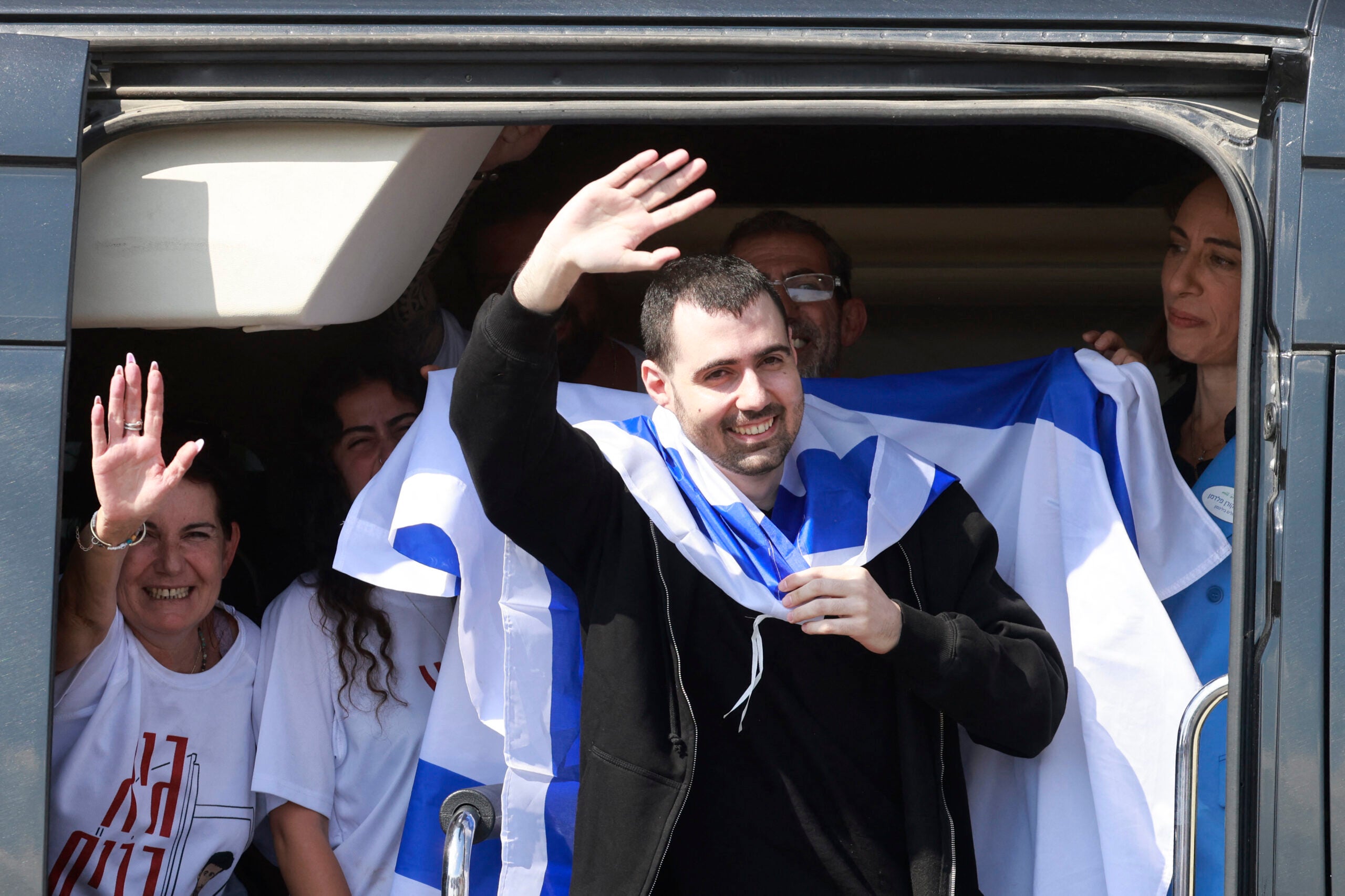 El rehén israelí liberado, Guy Gilboa Dalal, saluda a los simpatizantes a su llegada al Hospital Beilinson del Centro Médico Rabin en Petah Tikva, en el centro de Israel: FOTO: AFP