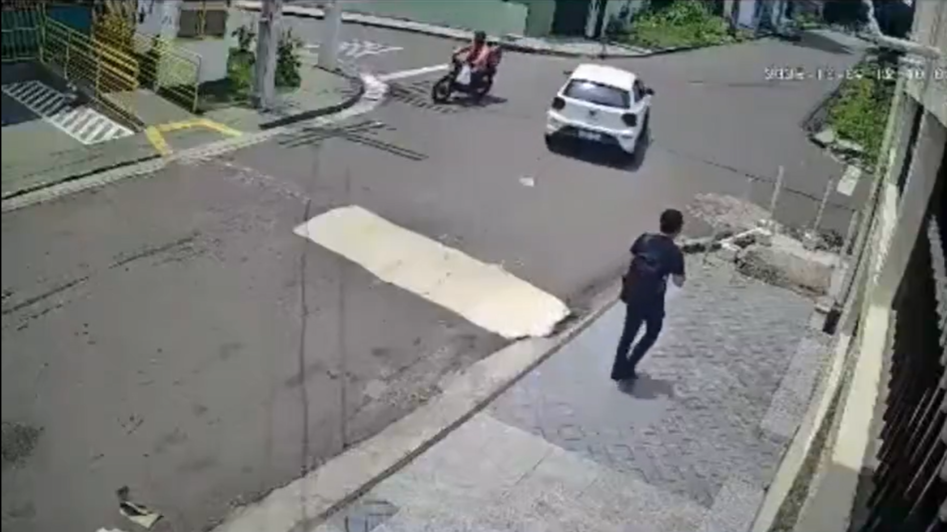 Joven cayó enorme cráter caminando Manaos Brasil video