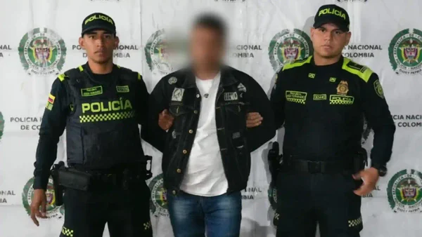 VIDEO | Hombre aparentó ser policía para robar usuarios en Transmilenio: cayó tras persecución VIDEO | Hombre aparentó ser policía para robar usuarios en Transmilenio: cayó tras persecución