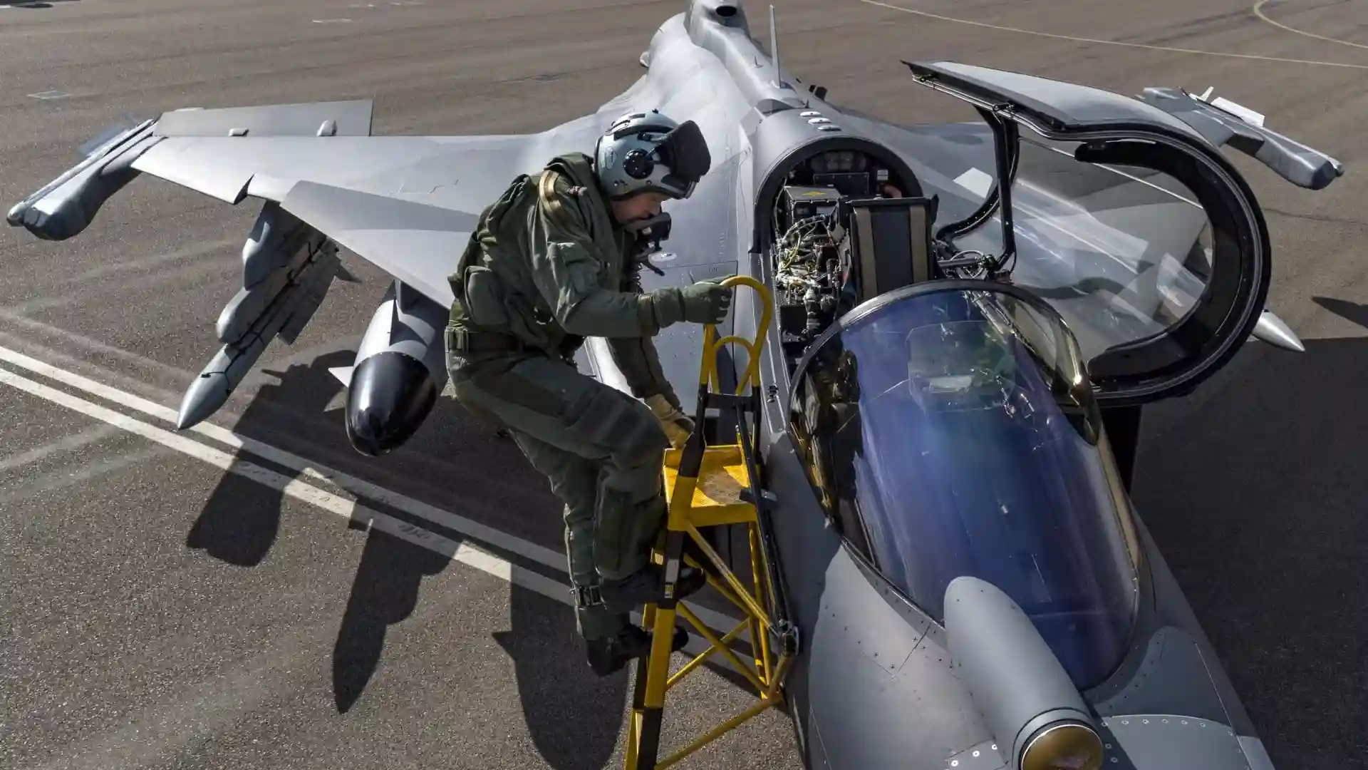Avión Gripen a punto de despegar.