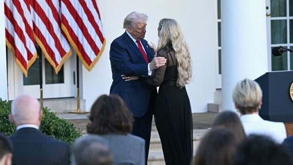 Trump condecora a Charlie Kirk como “mártir de la libertad” tras su asesinato en Utah