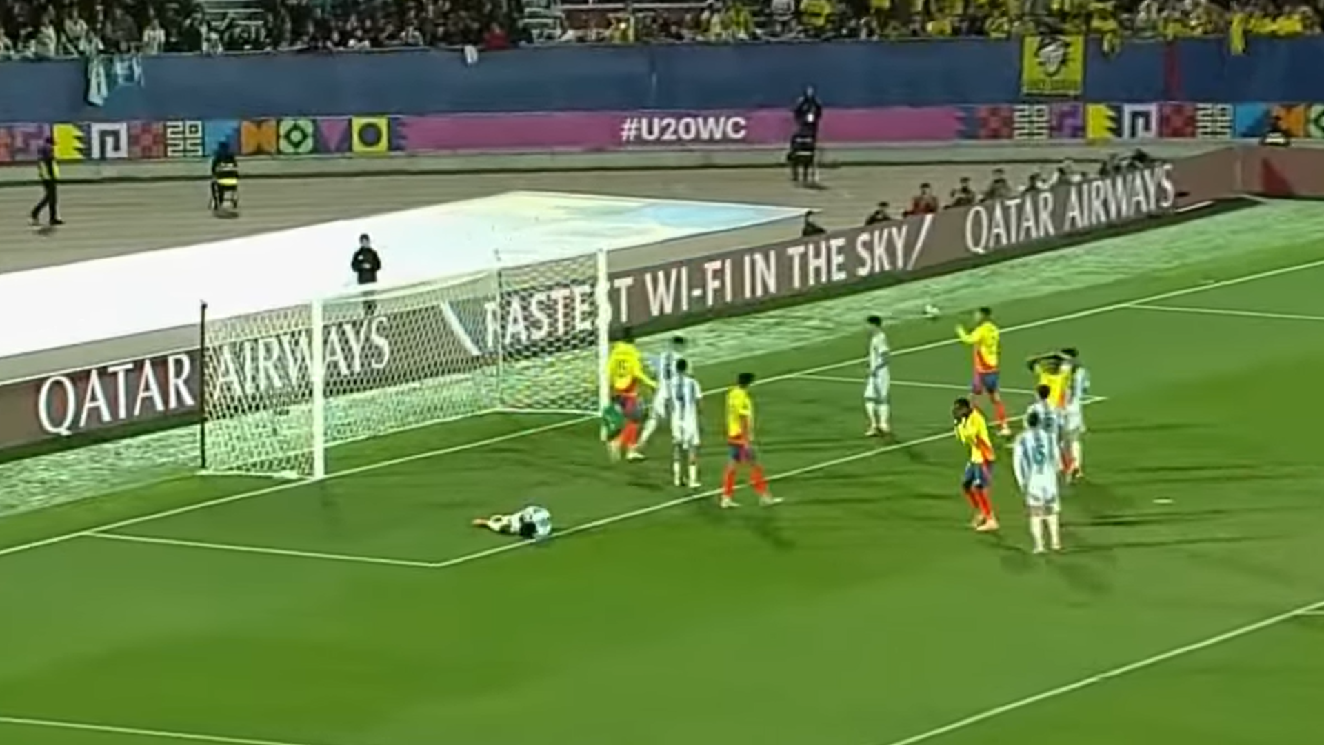 Colombia cerca de anotar gol a Argentina