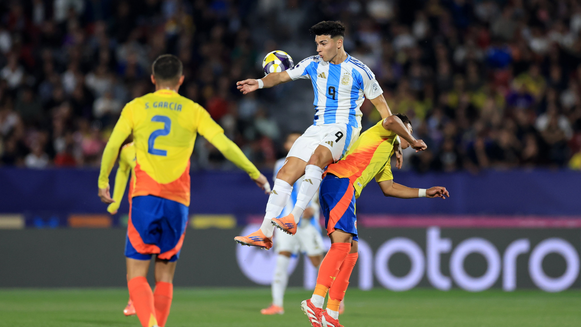 En el minuto 58 del compromiso, Arizala hizo volar al arquero de Argentina con un cabezazo potente que se dirigía directo al ángulo. El guardameta reaccionó de forma espectacular, negándole el grito de gol a Juan David Arizala, quien estuvo muy cerca de abrir el marcador para la Selección Colombia. Fue una de las jugadas más claras del partido, reflejo del dominio cafetero en el arranque del segundo tiempo, cuando los dirigidos por César Torres se adueñaron del balón y comenzaron a arrinconar a la Albiceleste en su propio campo. Colombia dominó, pero Argentina resistió con jerarquía Colombia fue creciendo con el paso de los minutos, empujada por su fútbol ofensivo y el apoyo desde las gradas. Sin embargo, Argentina mantuvo el orden defensivo y apostó por la paciencia. Los cafeteros lo intentaban por las bandas, mientras los argentinos esperaban el error para salir de contragolpe. La jugada de Arizala, que obligó a la gran atajada del arquero rival, encendió los ánimos, pero no fue suficiente para romper el cero. El equipo nacional se mostraba más ambicioso, aunque carecía de eficacia frente al arco. Silvetti silenció a Colombia con un gol de calidad Cuando el partido parecía inclinarse hacia la Tricolor, Mateo Silvetti apareció en el minuto 70 para adelantar a Argentina. Tras una brillante acción colectiva, el atacante recibió una pelota filtrada en el área y definió con precisión de pierna derecha, venciendo al portero Jordan García. De esta forma, el encuentro tomó un giro inesperado. Aunque Arizala hizo volar al arquero de Argentina minutos antes, fue Silvetti quien terminó cambiando la historia, colocando a la Albiceleste más cerca de la gran final del Mundial Sub-20 en Chile.