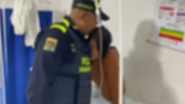 Heroico: Motociclista y policías evitaron que mujer se lanzara de un puente en Bolívar