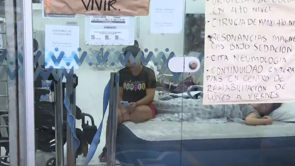 Mujer se mudó a las instalaciones de la Nueva EPS: desde hace un año intenta agendar una cita para su hija Mujer se mudó a las instalaciones de la Nueva EPS: desde hace un año intenta agendar una cita para su hija