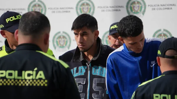 Sorprenden jugando fútbol al hombre que por celos asesinó a su amigo hincha del Santa Fe