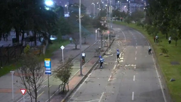 Se habilita paso vehicular en la calle 26 tras jornada de disturbios en Bogotá Se habilita paso vehicular en la calle 26 tras jornada de disturbios en Bogotá
