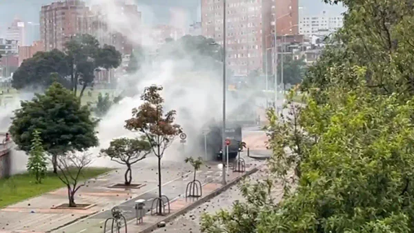 Disturbios en la calle 26 deja estaciones de TransMilenio suspendidas y difícil acceso al aeropuerto Disturbios en la calle 26 deja estaciones de TransMilenio suspendidas y difícil acceso al aeropuerto