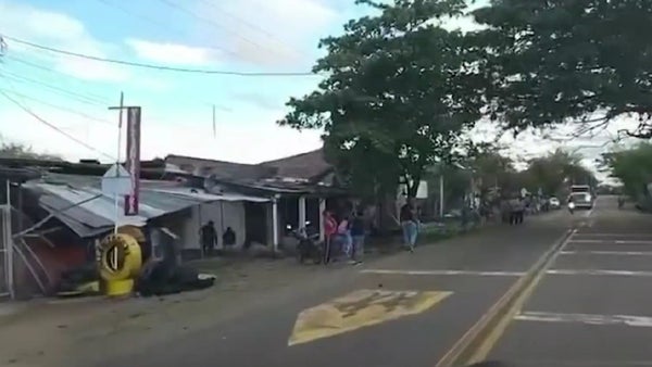 Tres policías heridos en Patía, Cauca tras ataque con carro bomba a subestación Tres policías heridos en Patía, Cauca tras ataque con carro bomba a subestación